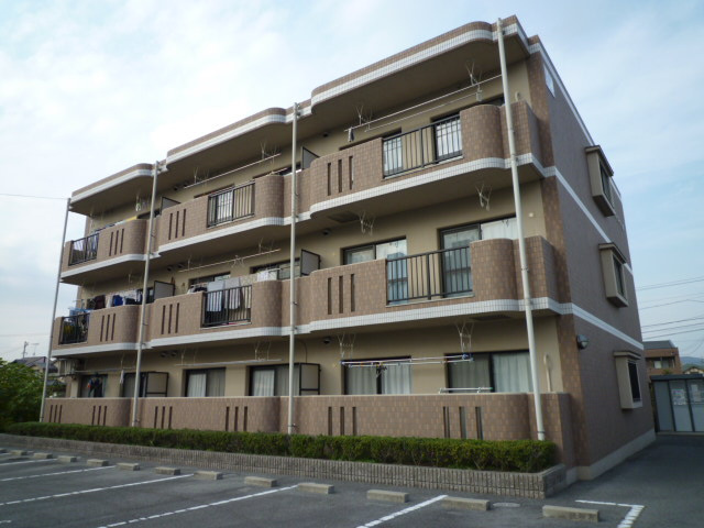 総社市三輪の賃貸マンションの外観
