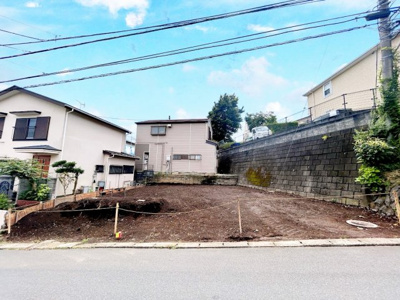 【外観】 | ◆藤沢市立石1丁目新築住宅◆ | ◆爽やかな青空の下に贅沢なほどに降り注ぐ陽光、豊かな居住性と、クオリティが見事に調和した住空間は、住まうことの喜びを感じさせてくれます。ゆとりある広い敷地で開放的なお住まいです。