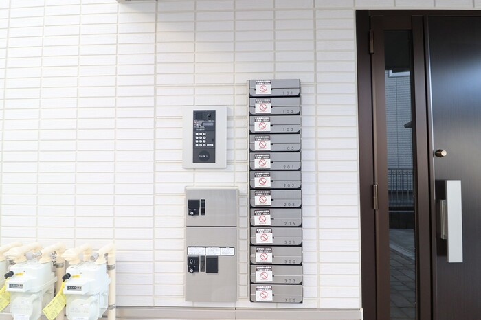 レジデンスおおたかの森のエントランス|宅配ボックス 集合ポスト
