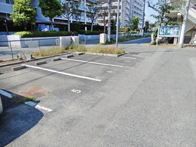 ビレッジハウス鴻池の駐車場