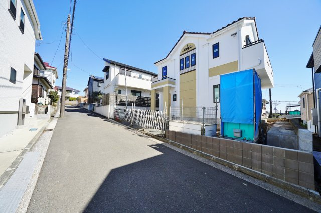 【横浜市保土ケ谷区法泉2丁目4-8新築戸建て】★仲介手数料無料★（初音ケ丘小学校・橘中学校）の前面道路含む現地写真