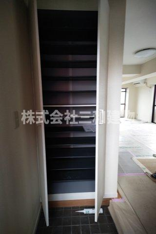 グランドール赤塚の玄関|前回大規模にリノベーションしている最中の参考写真です。