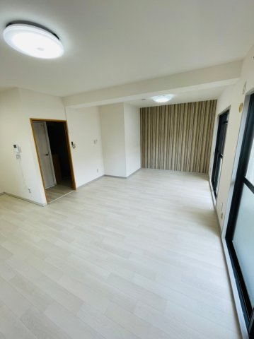 仲介手数料0！！リバーサイド京命の居間・リビング