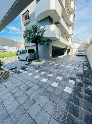 仲介手数料0！！リバーサイド京命の駐車場