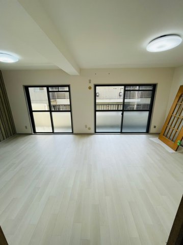 仲介手数料0！！リバーサイド京命の居間・リビング