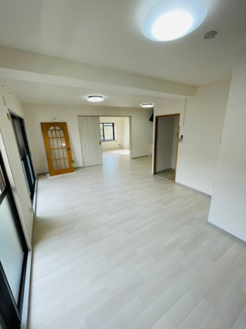 仲介手数料0！！リバーサイド京命の居間・リビング