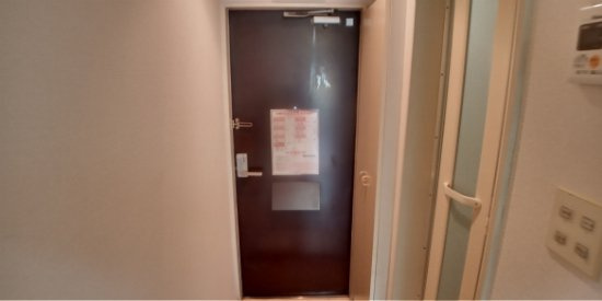 レオパレス本城東四番館の玄関