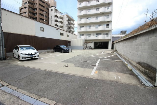 ホワイトシャトー小林の駐車場