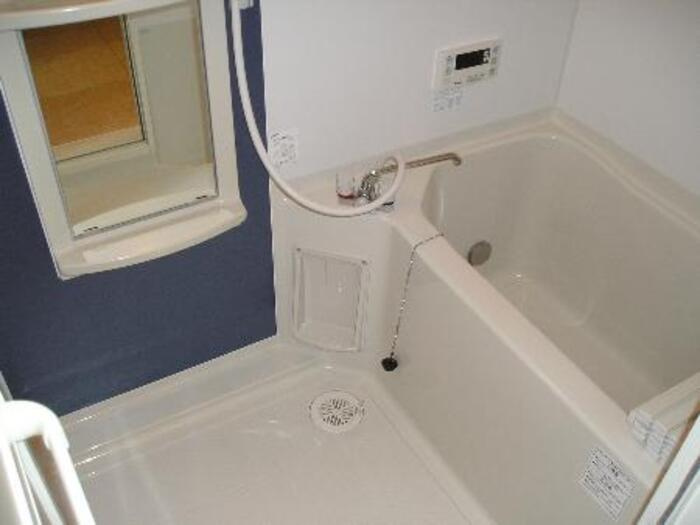 ミウ・ヴィエントの浴室|単身向け物件には希少な追焚き付きです。