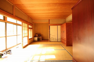 【居間・リビング】 | 西茂呂中古住宅 | １F8帖和室です