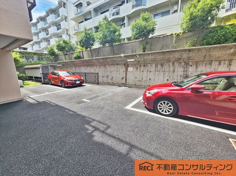 西岡本ハウスの駐車場