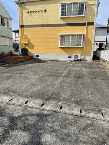 スカイハイツAの駐車場
