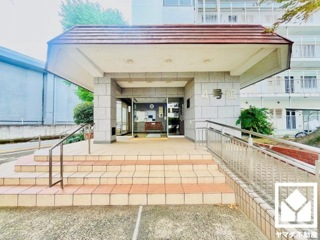 桂川ハイツ4号館のエントランス
