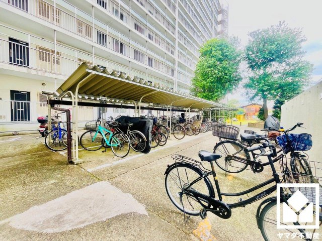 桂川ハイツ4号館の駐輪場