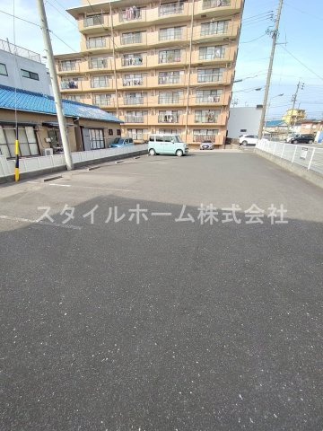ウィルモア東山の駐車場