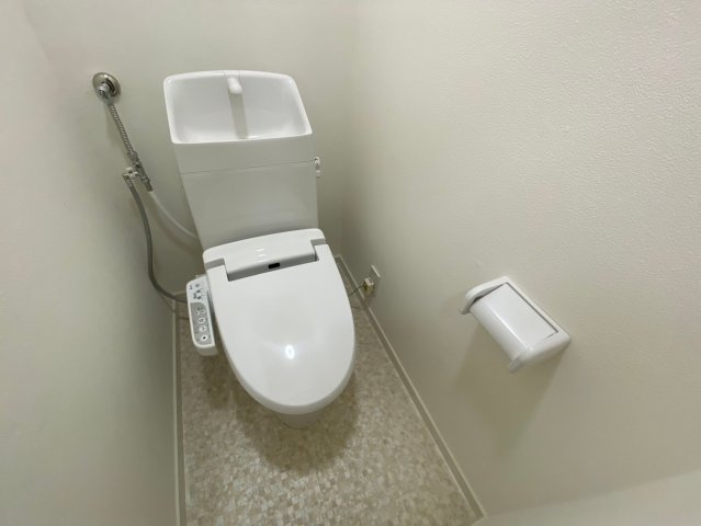豊栄ハイツのトイレ|清潔感のあるウォシュレット機能付きのトイレです。