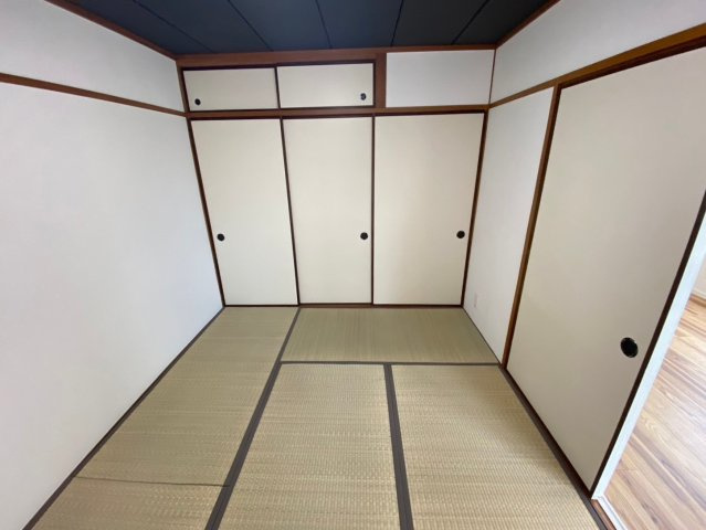 豊栄ハイツの和室|押入付きの和室。布団の出し入れもすぐにでき、お子様のお昼寝や来客のお泊りにもすぐに対応ができます！
