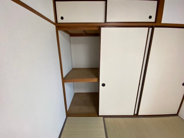 豊栄ハイツの収納|奥行きのある押入。奥行きのある収納ボックスなども置くことが出します。