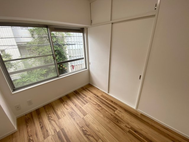 豊栄ハイツの洋室|明るいお部屋で、一人で過ごす時間も大切にできます。