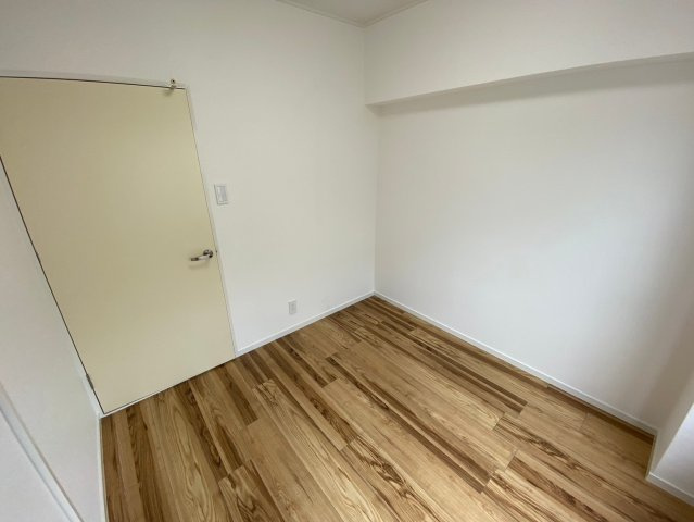 豊栄ハイツの洋室|窓から陽の光がしっかり入る明るいお部屋です♪