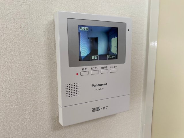 豊栄ハイツのセキュリティ|モニター付きインターホンは、来客の際に来訪者のお顔を確認できるので安心です！