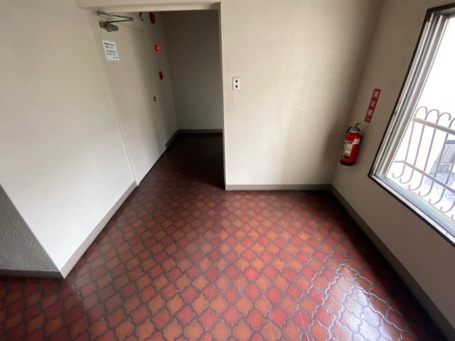 豊栄ハイツのその他共用部分|明るいエレベーターホールです！