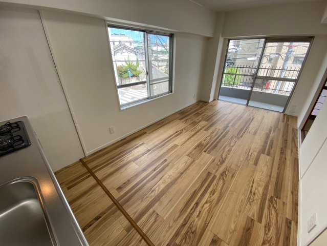 豊栄ハイツの居間・リビング|陽の光が射し込む明るいリビングです！