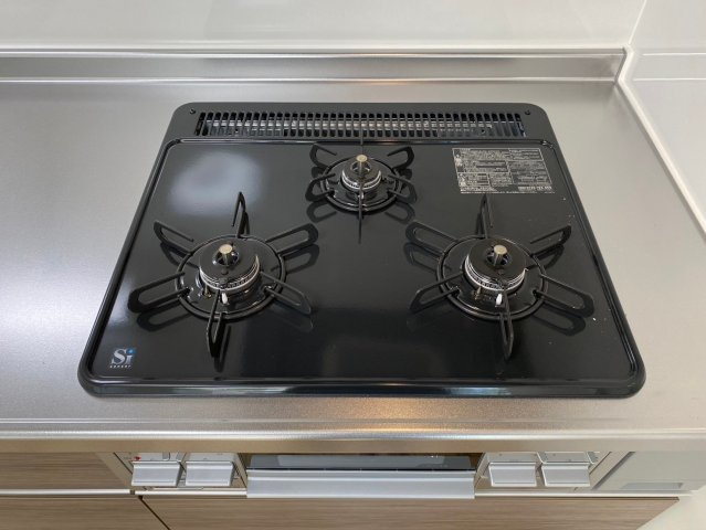 豊栄ハイツのキッチン|グリル付きの３口コンロなので、同時進行でお料理の効率が上がります♪