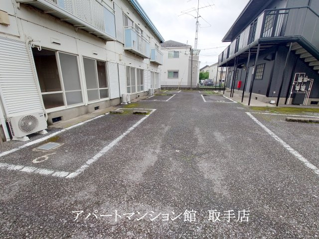 サンライフB棟の駐車場