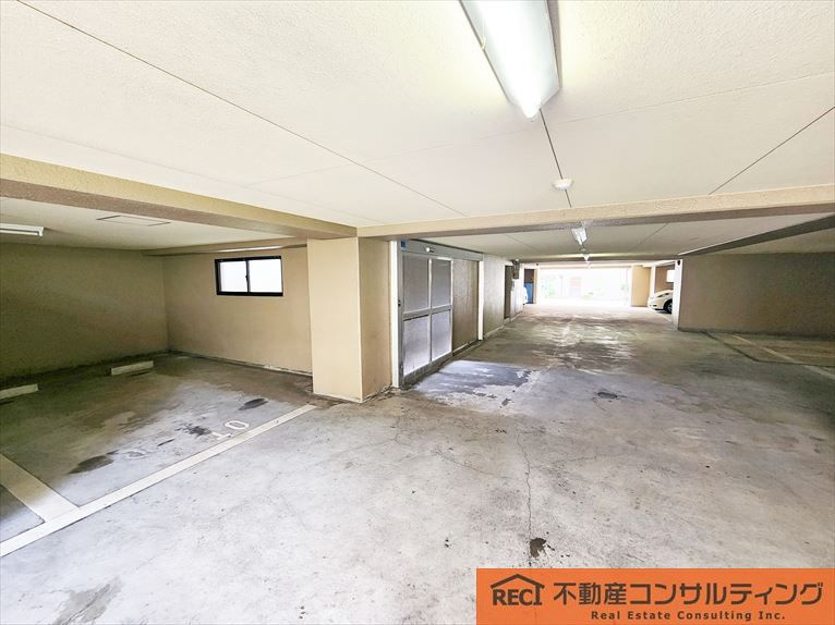 ファミリーハイツ御影の駐車場