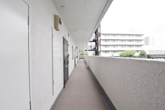 【その他共用部分】 | 共用廊下です。ここもきれいに清掃されています。周囲のお部屋の様子も、ぜひ伺ってみてください。～即日のご見学可能～　お問合せはお気軽にどうぞ。