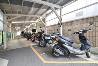 【駐車場】 | バイク置き場。空き区画の有無や駐輪料金、サイズおよび排気量規定などについては、改めてお問い合わせください。～即日のご見学可能～　お問合せはお気軽にどうぞ。