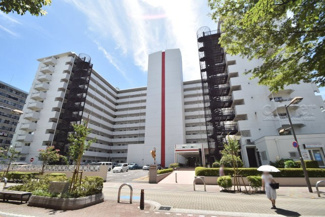 【外観】 | 青空によく映える建物です。手入れの行き届いた外壁やマンション正面エントランスなど、綺麗な姿をぜひ一度、現地にてご覧ください。～即日のご見学可能～　お問合せはお気軽にどうぞ。