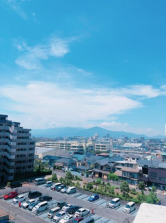 【展望】 | こちらは北側の景色ですですが、大山や丹沢の山々を眺めることもできます♪
(北側にも別棟がありますので、実はこの景色が見れるお部屋も限られています！当該お部屋は見ることができます。）