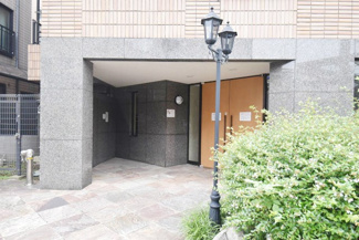 【エントランス】 | オートロックを備えた、マンションのエントランス。やはりセキュリティの観点は欠かすことができません。皆様を“安全”に送り出し、出迎えてくれます。～即日のご見学可能～　お問合せはお気軽にどうぞ。