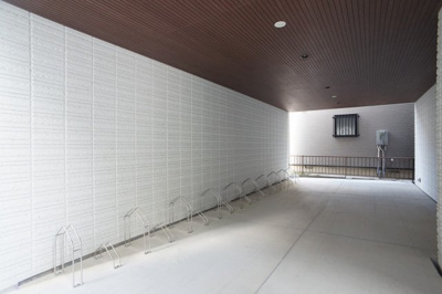 【その他共用部分】 | Villa　桜樹　West | 雨でも安心な自転車置場です（施工中です）