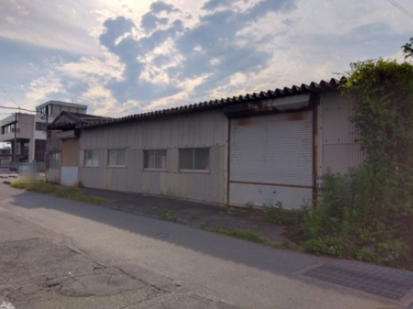 売土地　三島市松本の外観|土地面積約80坪あるので広々としています。自由な間取りでお家が建てられます。駐車場を広く取る事も可能です。角地・南側道路なので陽当たり良好で解放感があります。