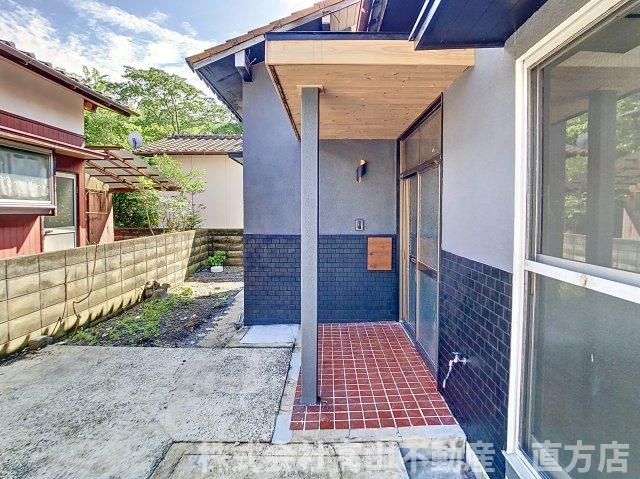 直方市大字中泉の一戸建てのエントランス