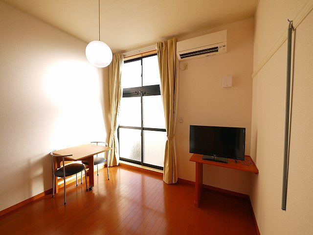 レオパレス千原Ⅱの居間・リビング|明るい洋室です。