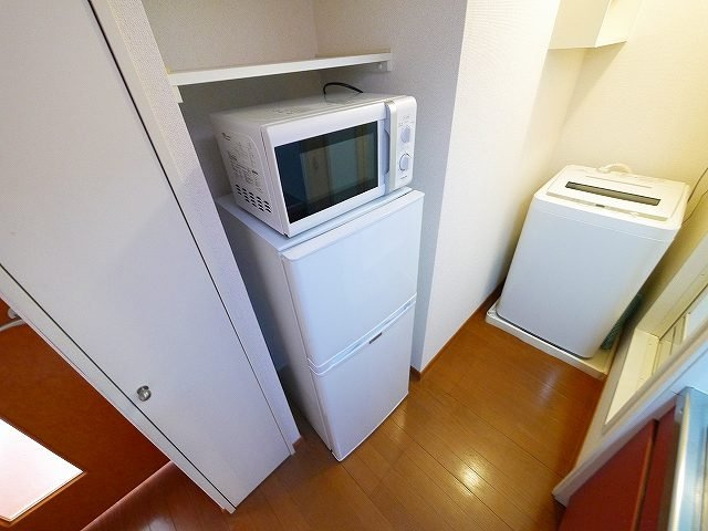 レオパレス千原Ⅱのキッチン|電子レンジ・２ドア冷蔵庫