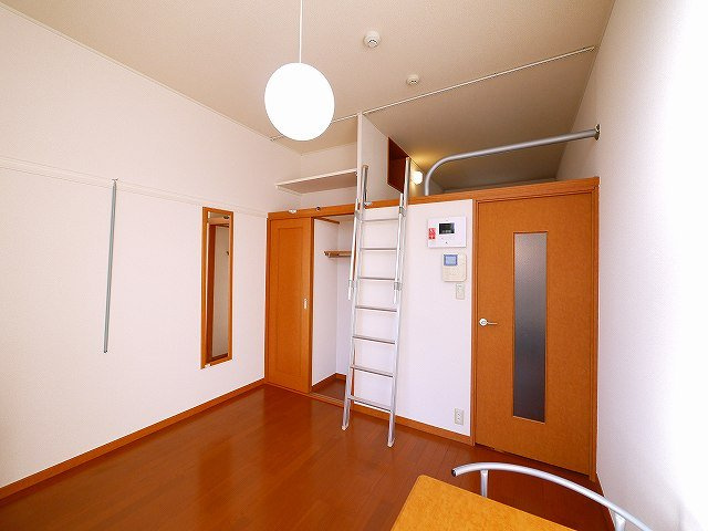 レオパレス千原Ⅱの居間・リビング|明るい洋室です。