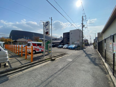 【周辺】 | 三喜商事ビル | ビルの隣にはコインパーキングがあり、お車でご来店のお客様も便利です☆