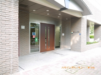 【エントランス】 | タイル敷きの広々エントランス。