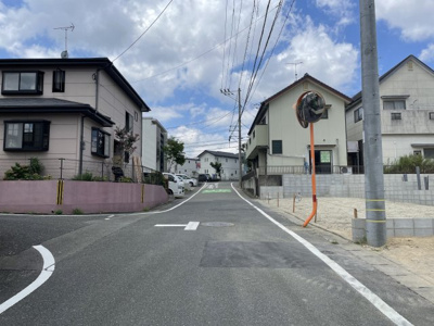 【前面道路含む現地写真】 | 【NEXT‐STEP HOME】◆建築条件なし◆春日市惣利◆日当たりと風通しのよい土地◆ | ◆前面道路の幅は広々6m。駐車するのにも安心ですね◆