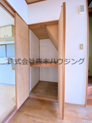 【収納】 | 　雲川向井田貸家 | 便利な階段下収納です