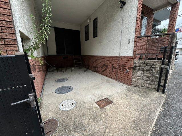 藤阪元町3丁目戸建　賃貸の駐車場