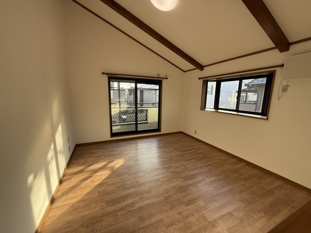 前橋市箱田町の中古一戸建の居間・リビング|三面採光の明るいLDKです♪