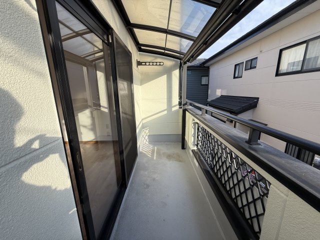 前橋市箱田町の中古一戸建のバルコニー|ルーフ付きのバルコニーなので雨の日も安心♪