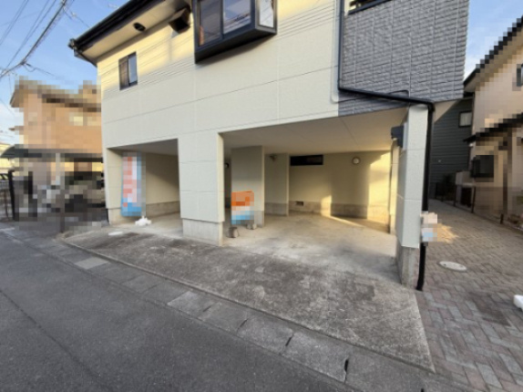 前橋市箱田町の中古一戸建の駐車場|ビルトインの駐車場が2台ございます