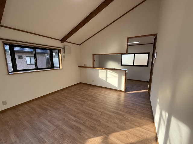 前橋市箱田町の中古一戸建の居間・リビング|リビングダイニングは勾配天井でさらに広く感じますね